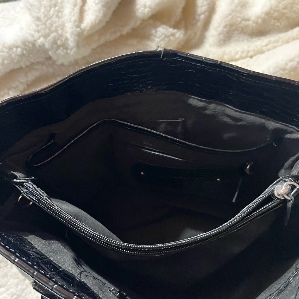 Liz Claiborne large patent leather purse. - Picture 5 of 8
